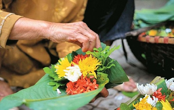 [Góc giải đáp] Bàn thờ gia tiên nên cắm hoa gì?