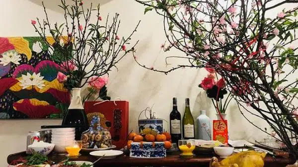 [Góc giải đáp] Bàn thờ gia tiên nên cắm hoa gì?